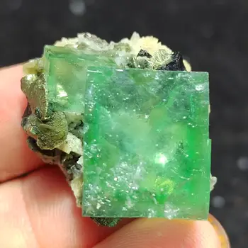 13.2 gNatural námestie zelená fluorite a wolframite, mosadz, kryštál symbióza minerálne liečivé energie surového kameňa domáce dekorácie